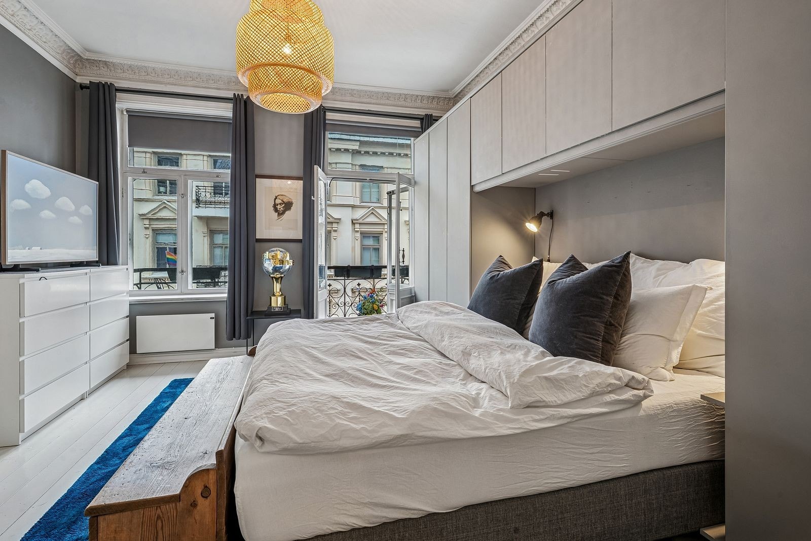 Hovedsoverom vender ut mot rolig gate Galleribilde