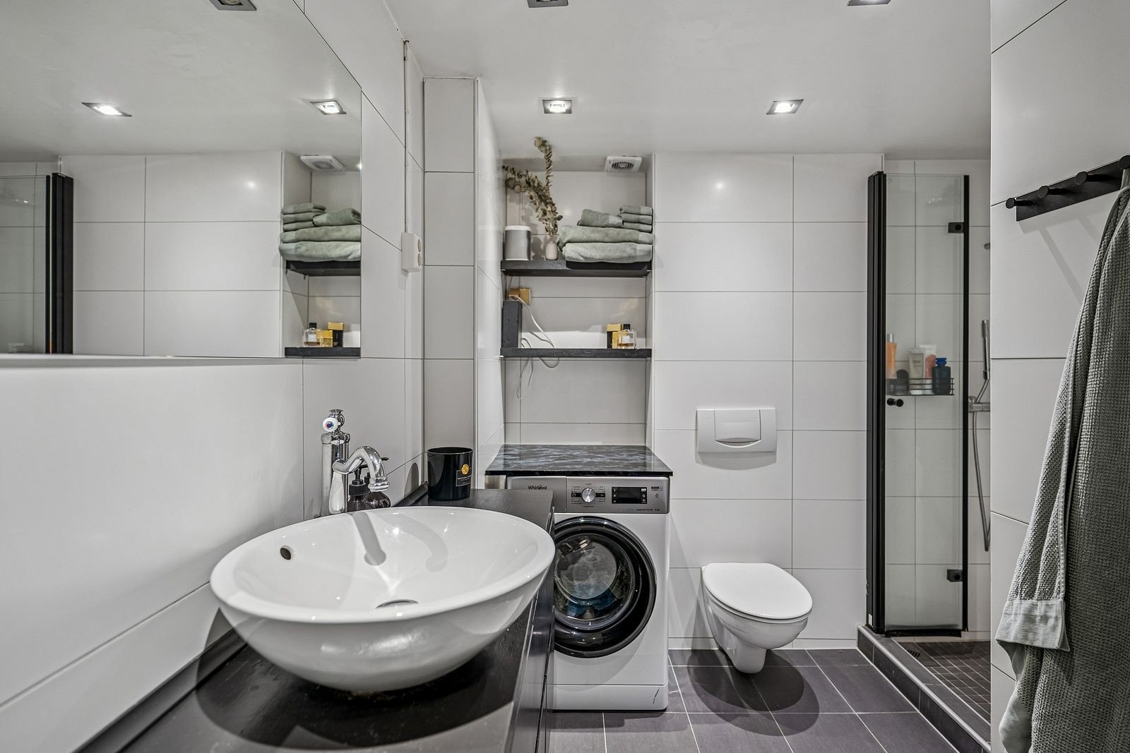 Flislagt bad med dusj og vaskemaskin Galleribilde