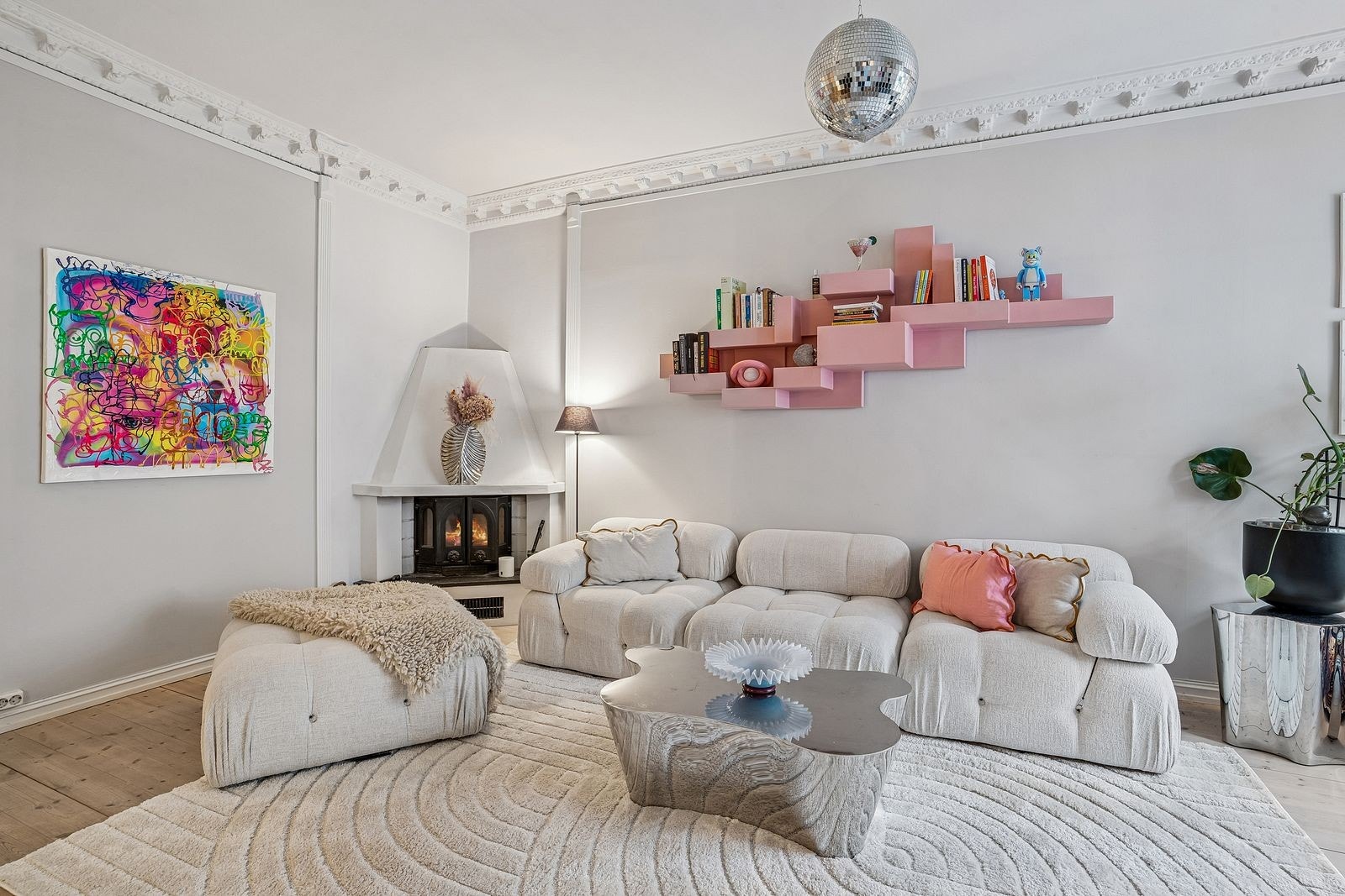 Klassisk leilighet med høy takhøyde, stukkatur, 2 peiser og balkong! Galleribilde