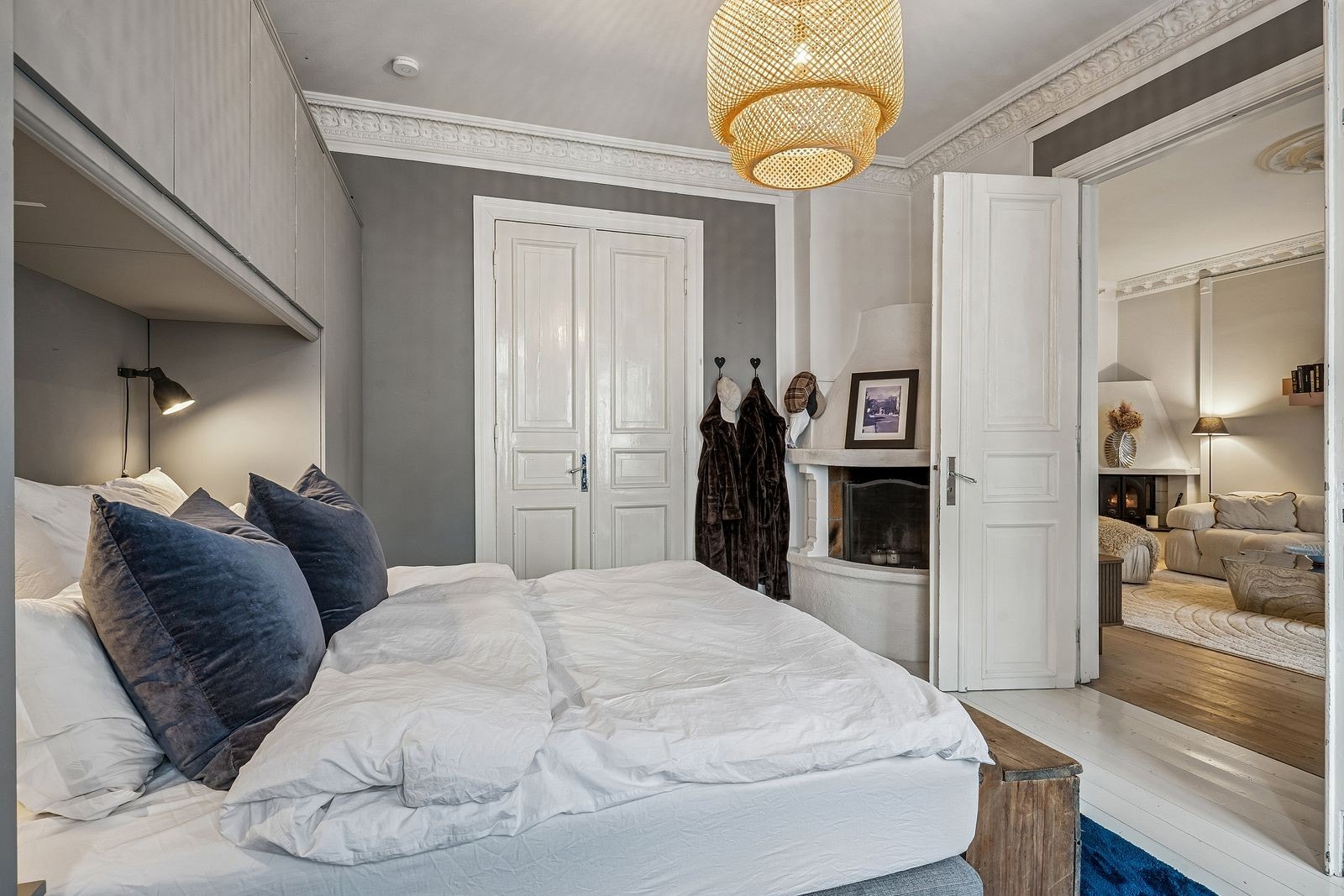 Stort fint hovedsoverom med peis og utgang balkong Galleribilde