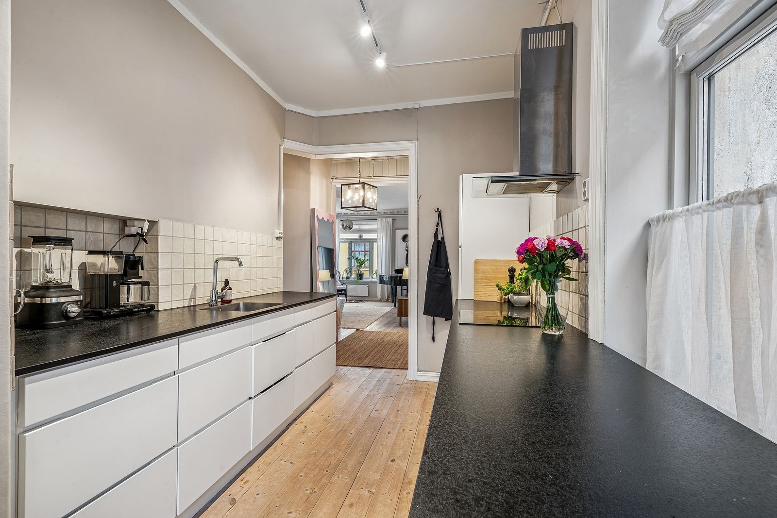 Moderne og lekkert kjøkken med integrerte hvitevarer Galleribilde