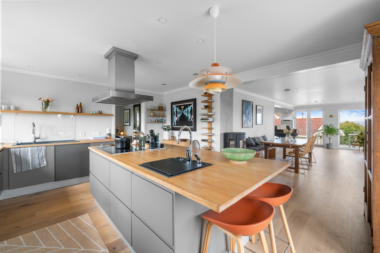 Kjøkken med åpen løsning mot stuen Galleribilde