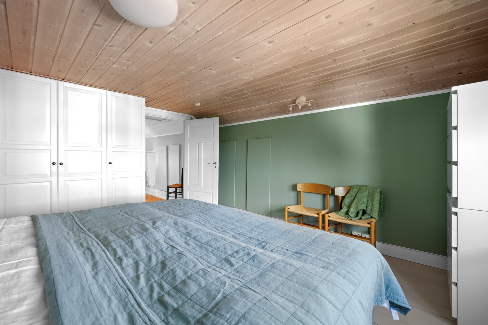 Garderobeskap medfølger Galleribilde