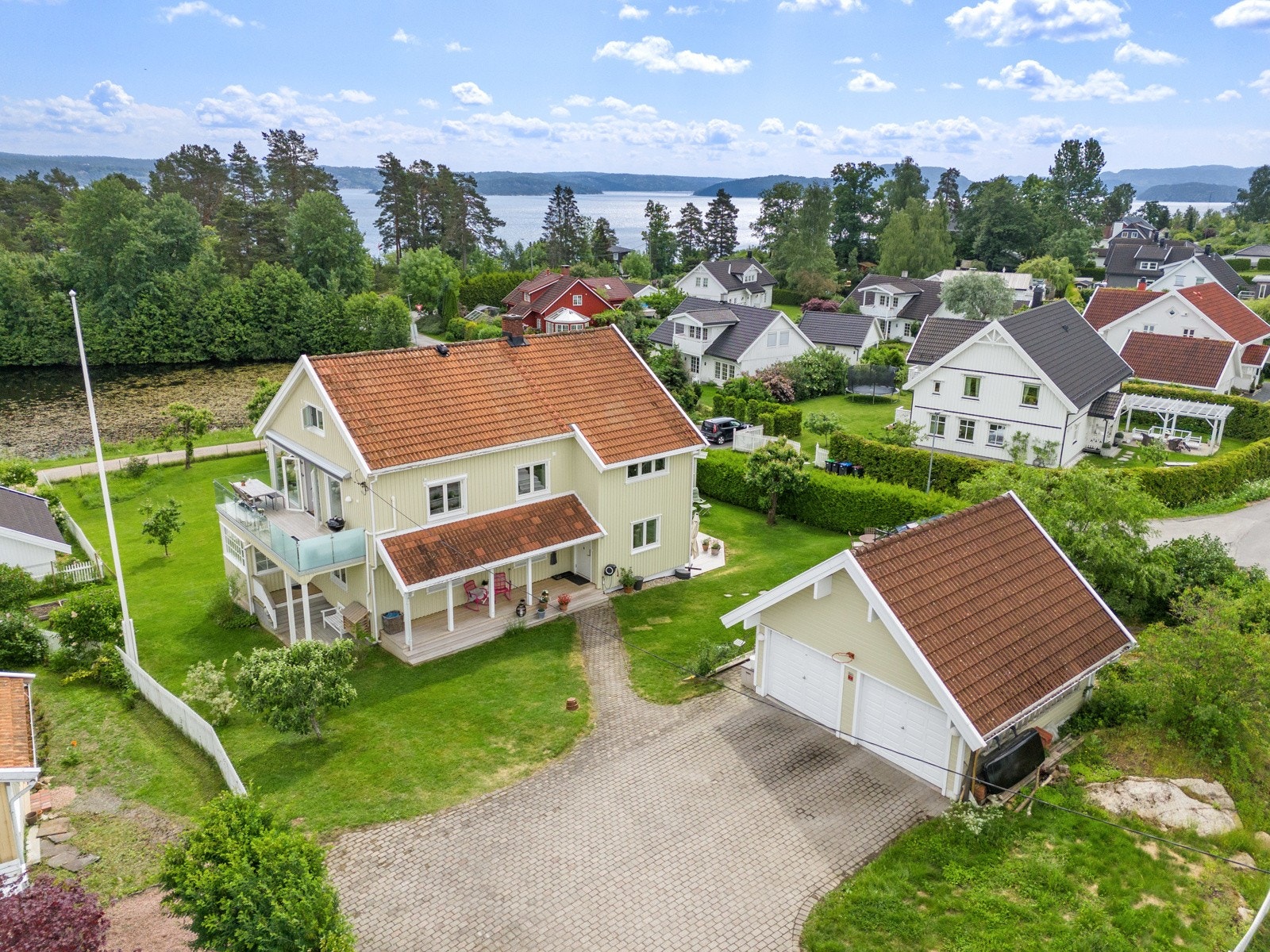Høydefoto fra innkjøring og gårdplass Galleribilde