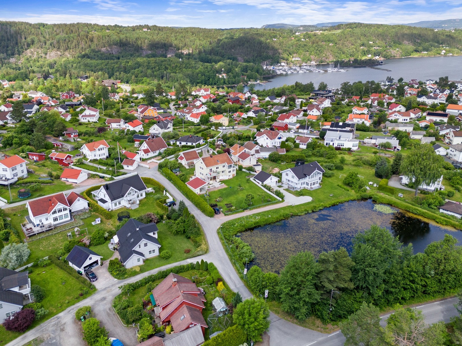 Høydefoto, eiendommen ligger rett ved en gammel isdam Galleribilde