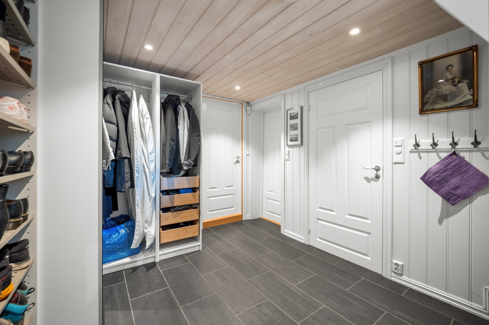 Romslig gardereløsning i gangen i underetasjen Galleribilde