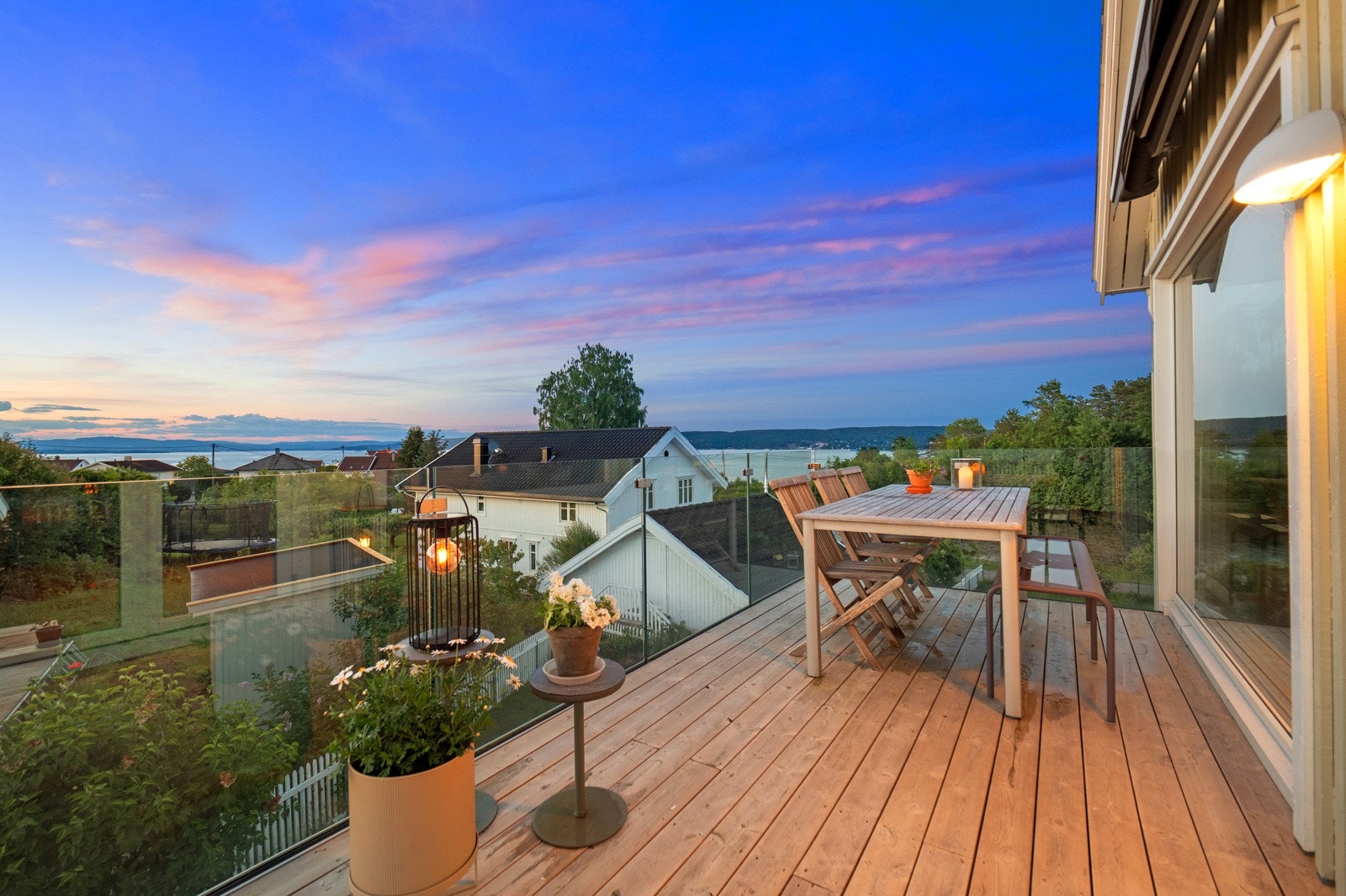På denne terrassen har du sol frem til 22 på sommeren. Terrassemarkise Galleribilde