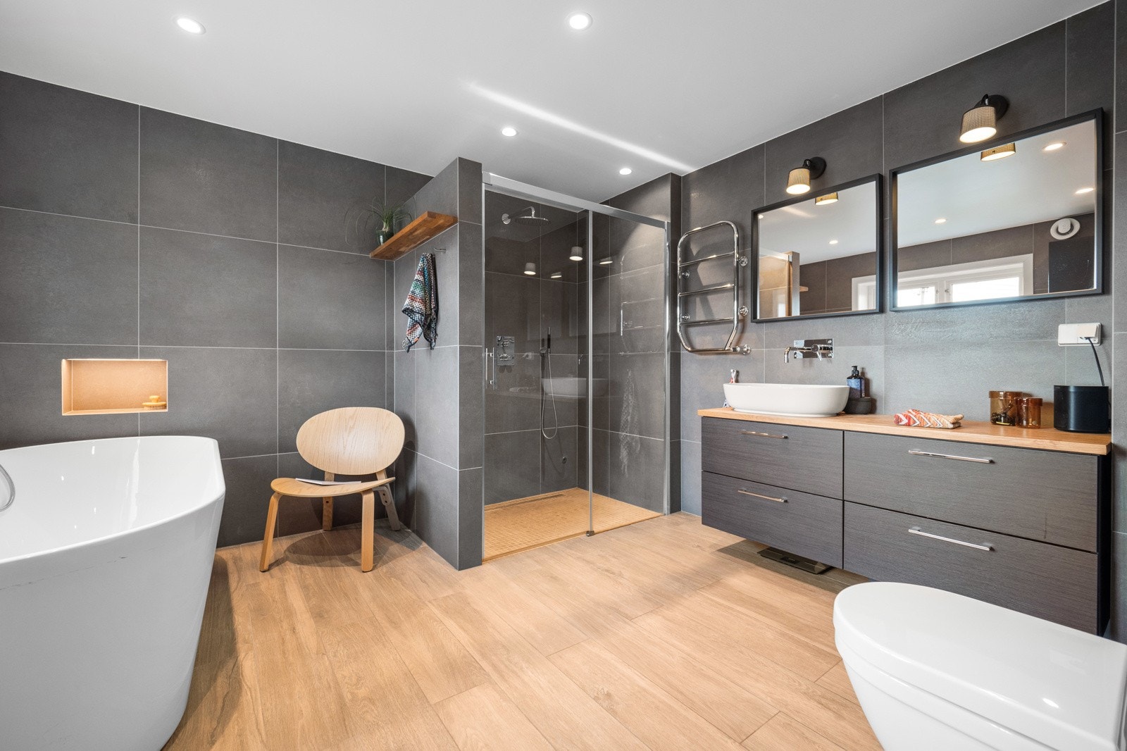 Badet har både dusj og badekar Galleribilde