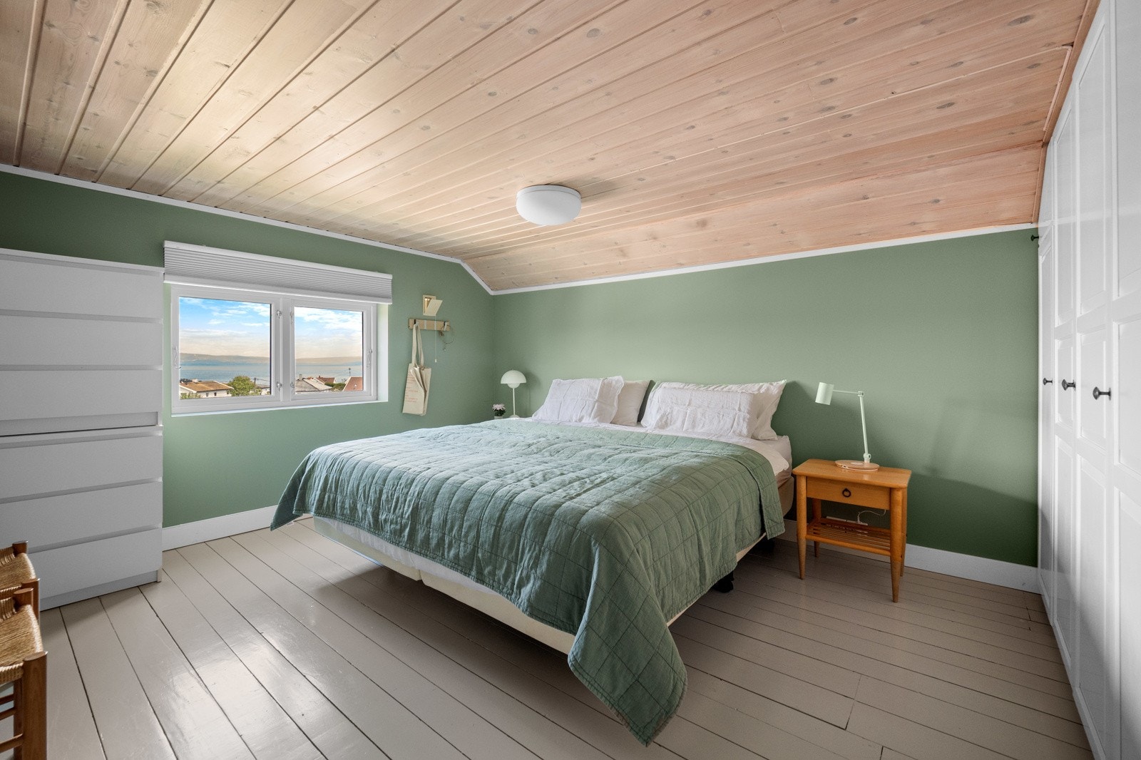 Soverom med garderobe Galleribilde