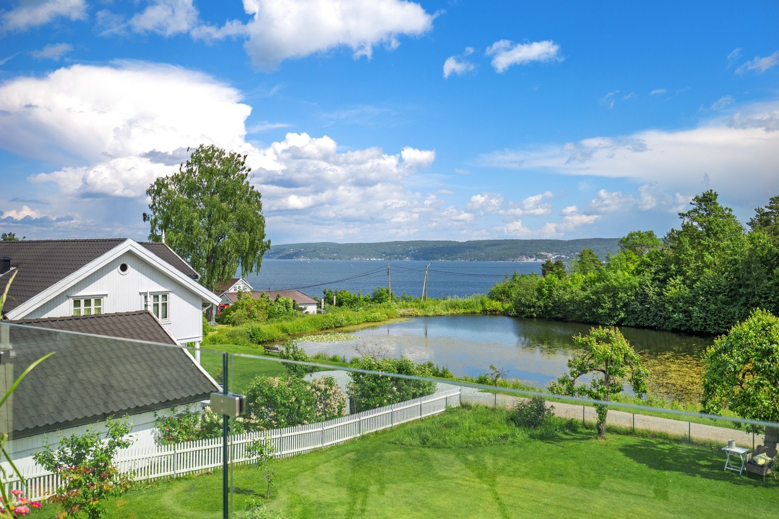 Fra balkongen utenfor kjøkkenet ser du både til Oslo og Holmenkollbakken Galleribilde