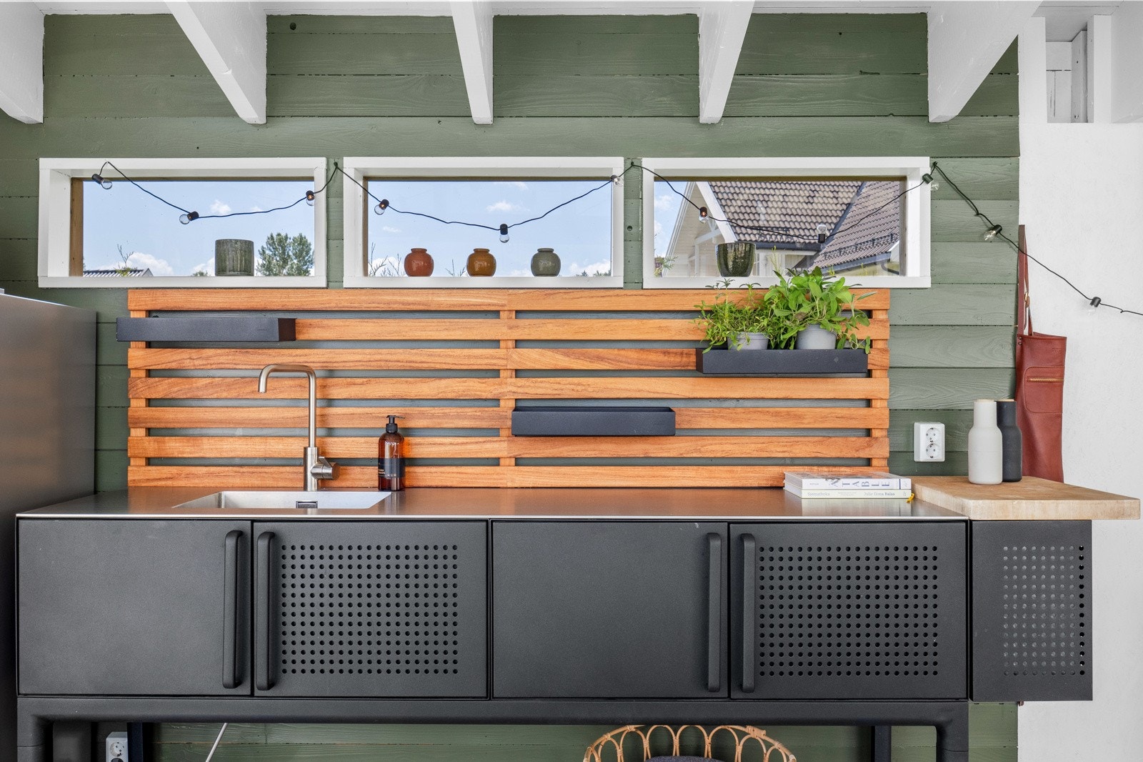 Det er kjøkken med kaldt vann i utestue Galleribilde