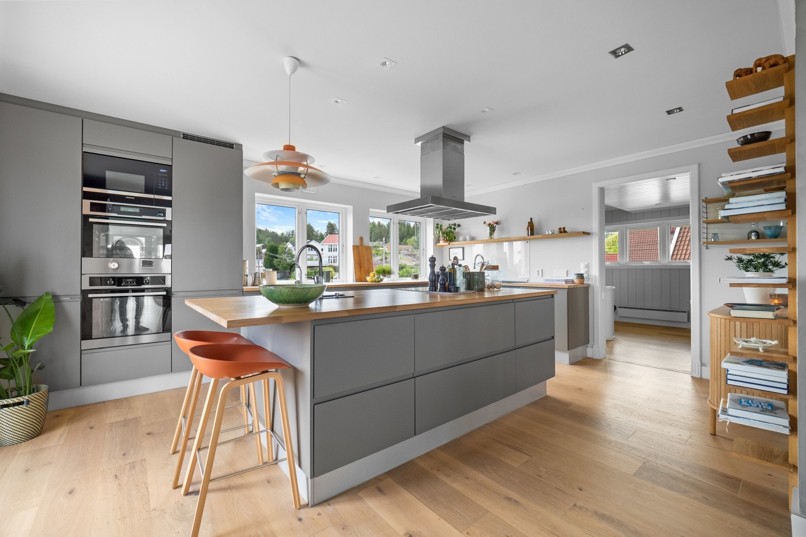 Kjøkken med mye benkeplass Galleribilde