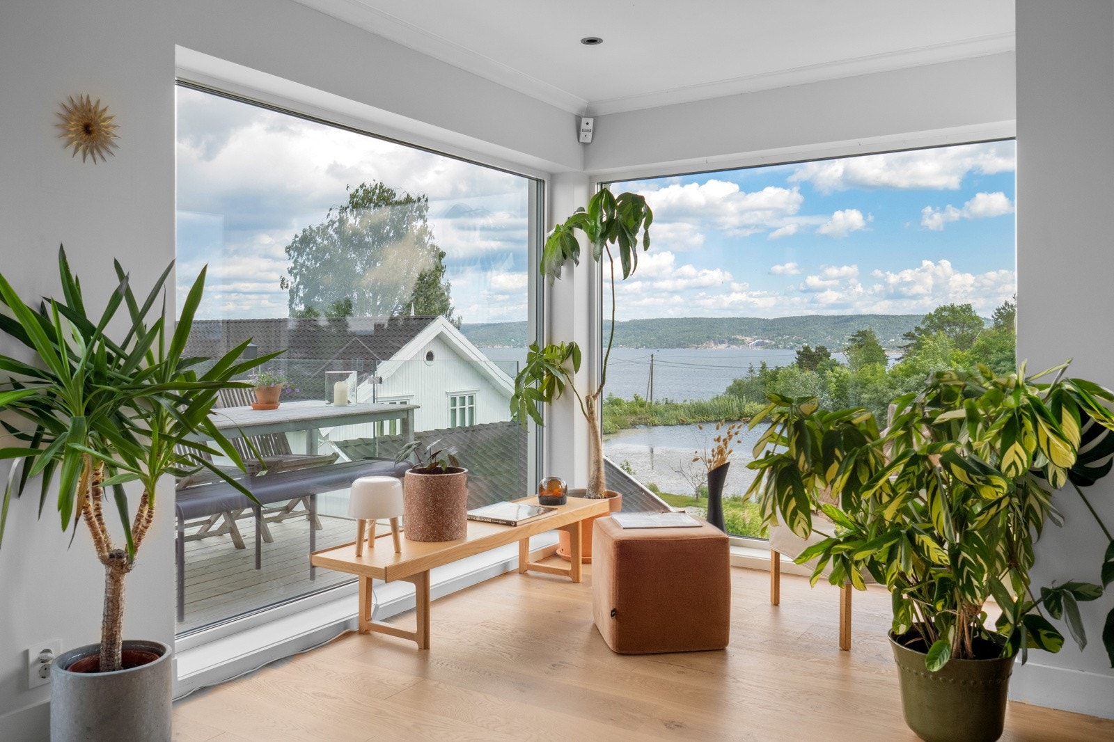 Flott hjørnevindu og utsikt Galleribilde