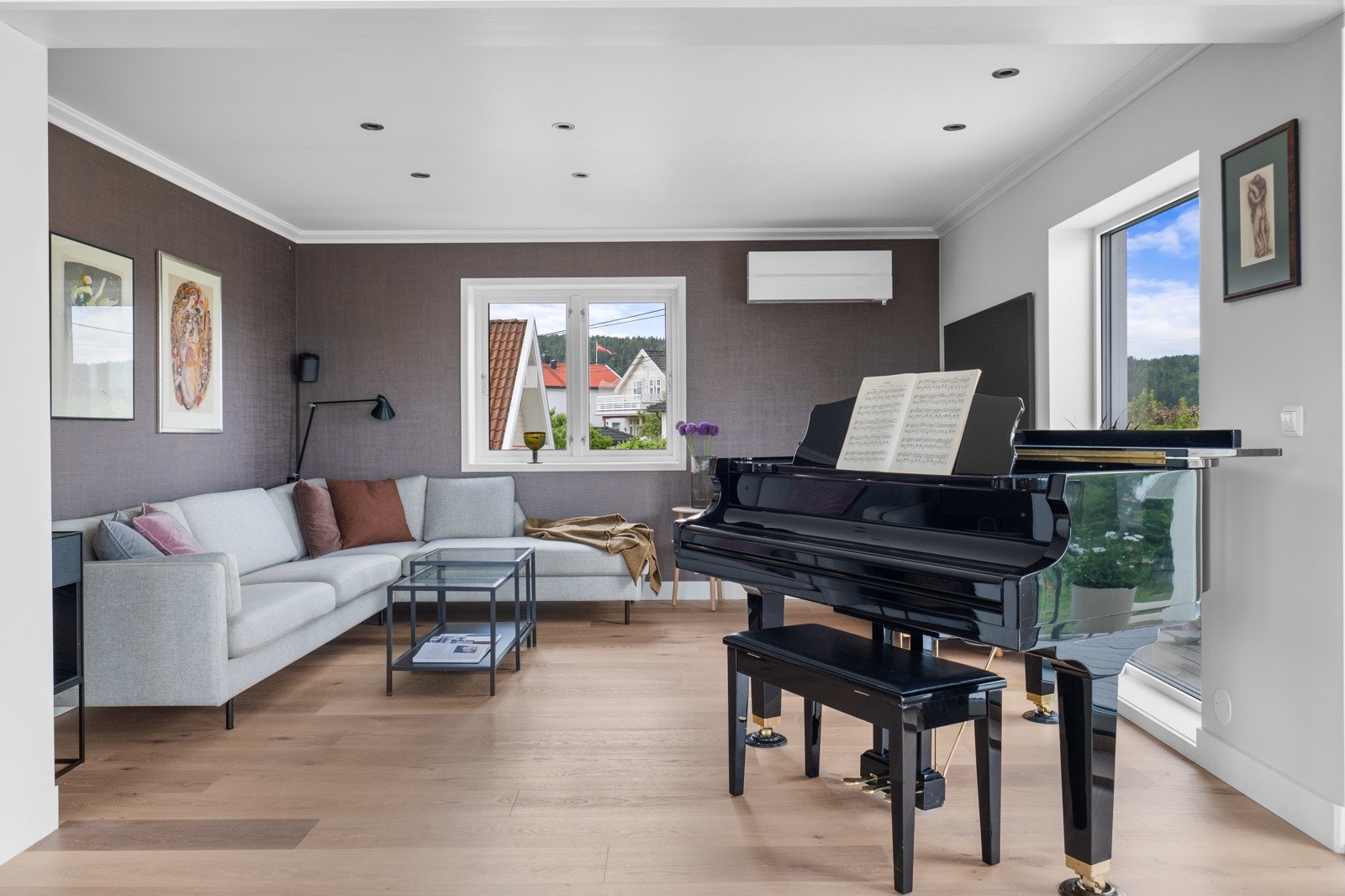 Stue med mange møbleringsmuligheter Galleribilde