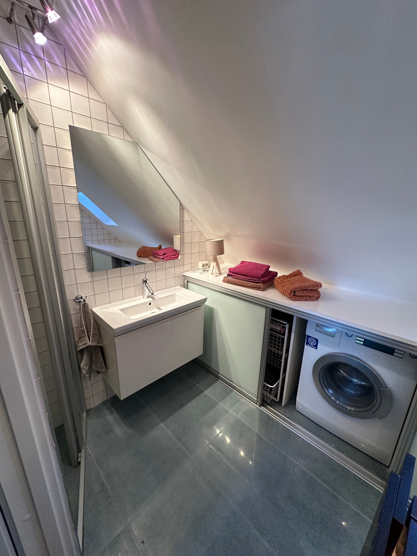 Bad har både vaskemaskin og tørketrommel innebygd i skap Galleribilde