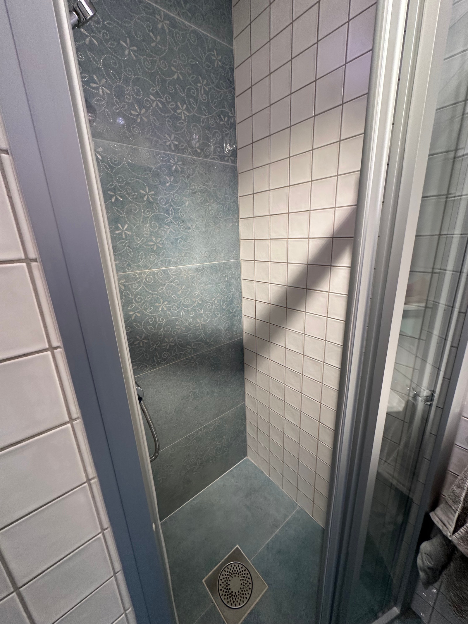 Fin fliser i dusj sone Galleribilde