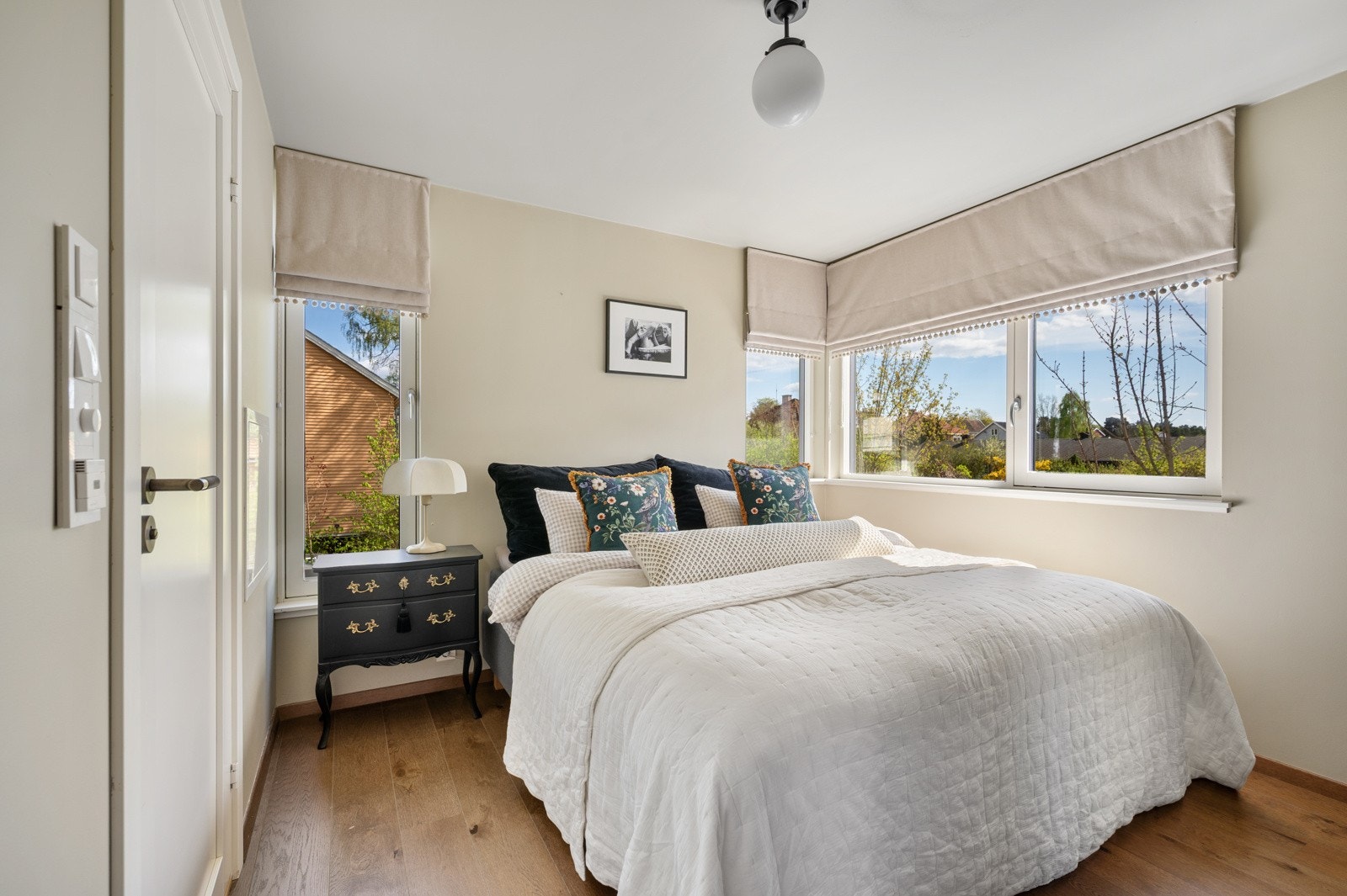 Hovedsoverommet ligger i suiteløsning - Skreddersydde liftgardiner og lystette plisségardiner på samtlige soverom. Galleribilde