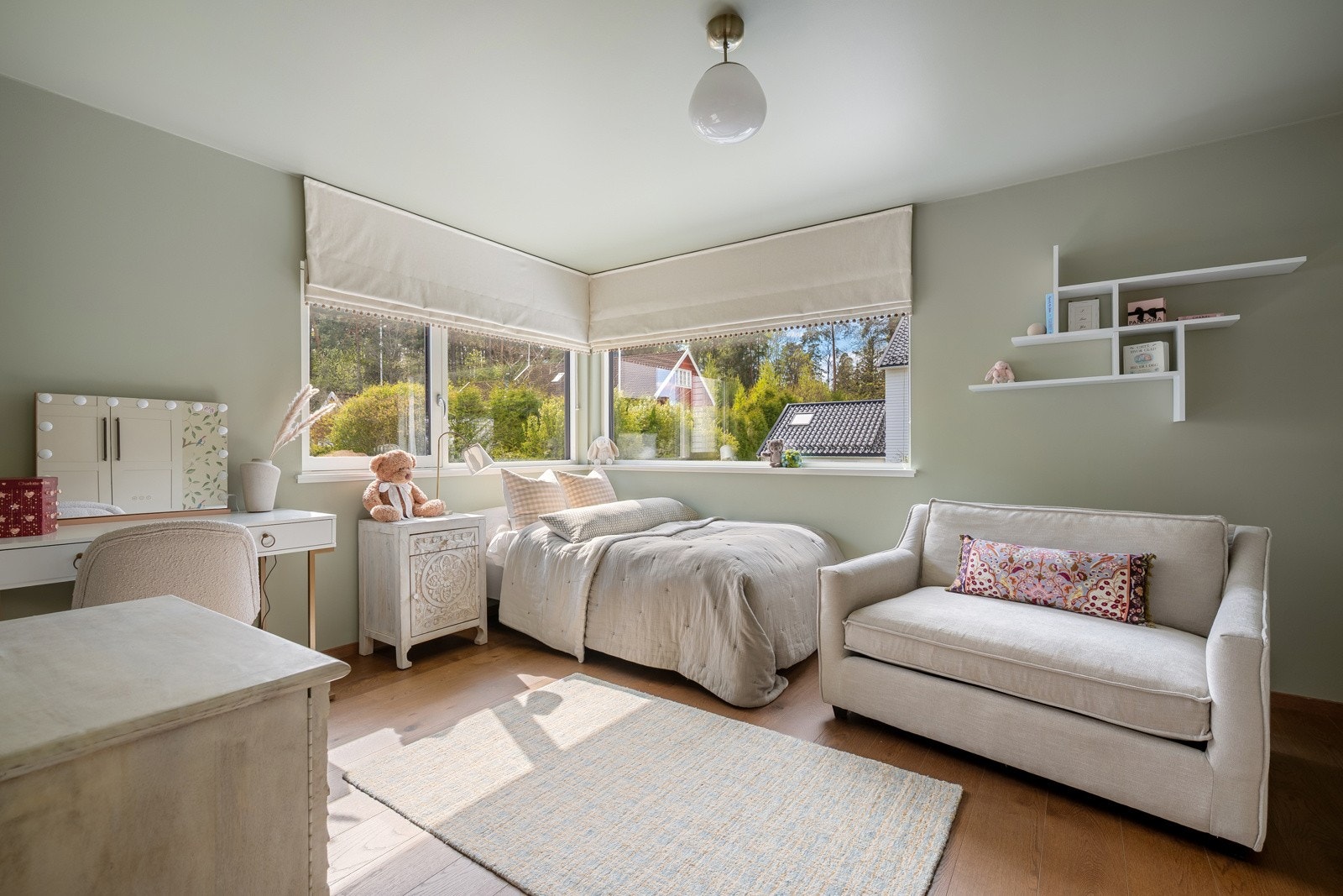 Soverom 4 er av generøs størrelse - Fin plass til stor dobbeltseng med garderobeskap. Galleribilde