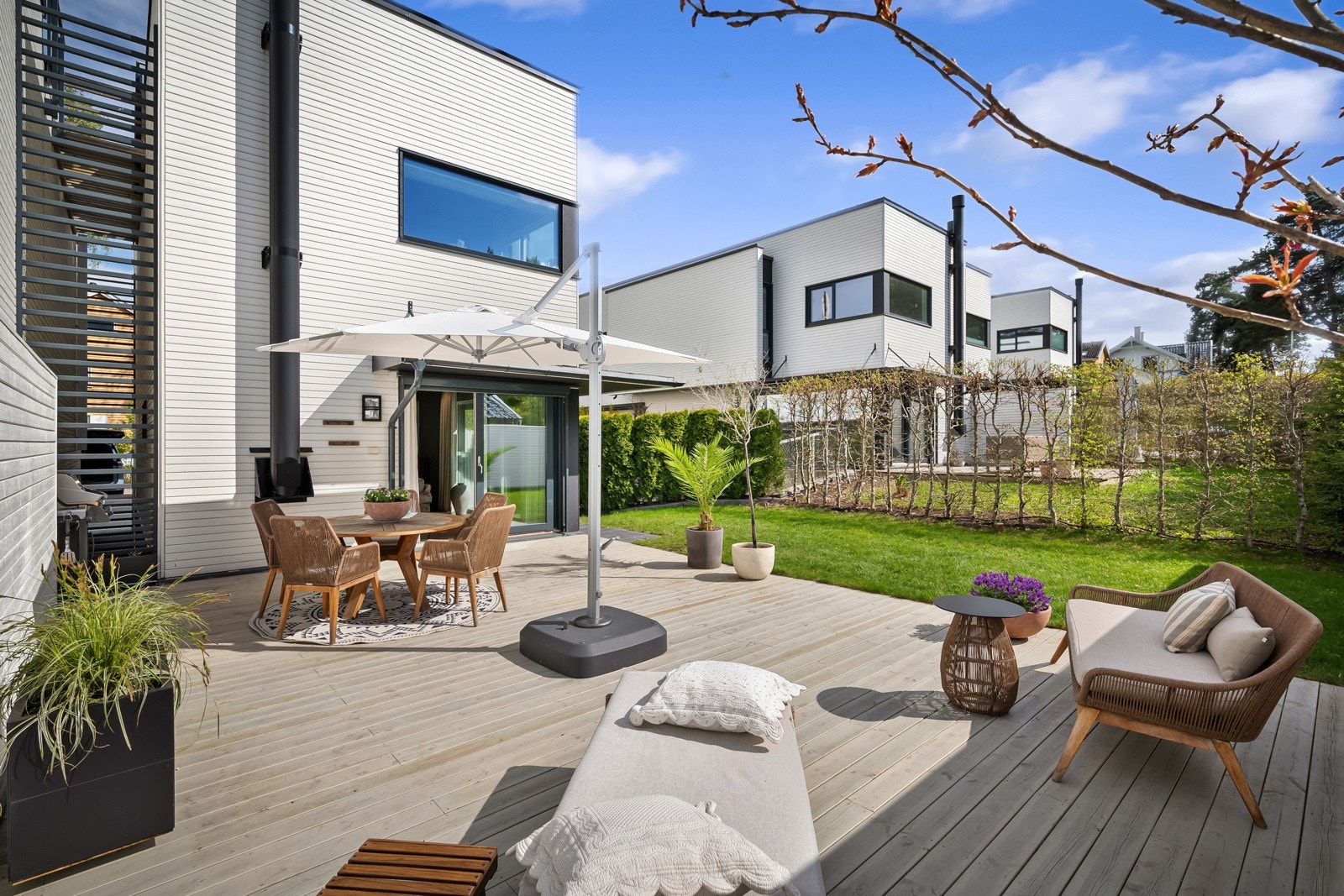 Eiendommen oppleves som privat, med fine grenser mot omkringliggende naboer. Galleribilde