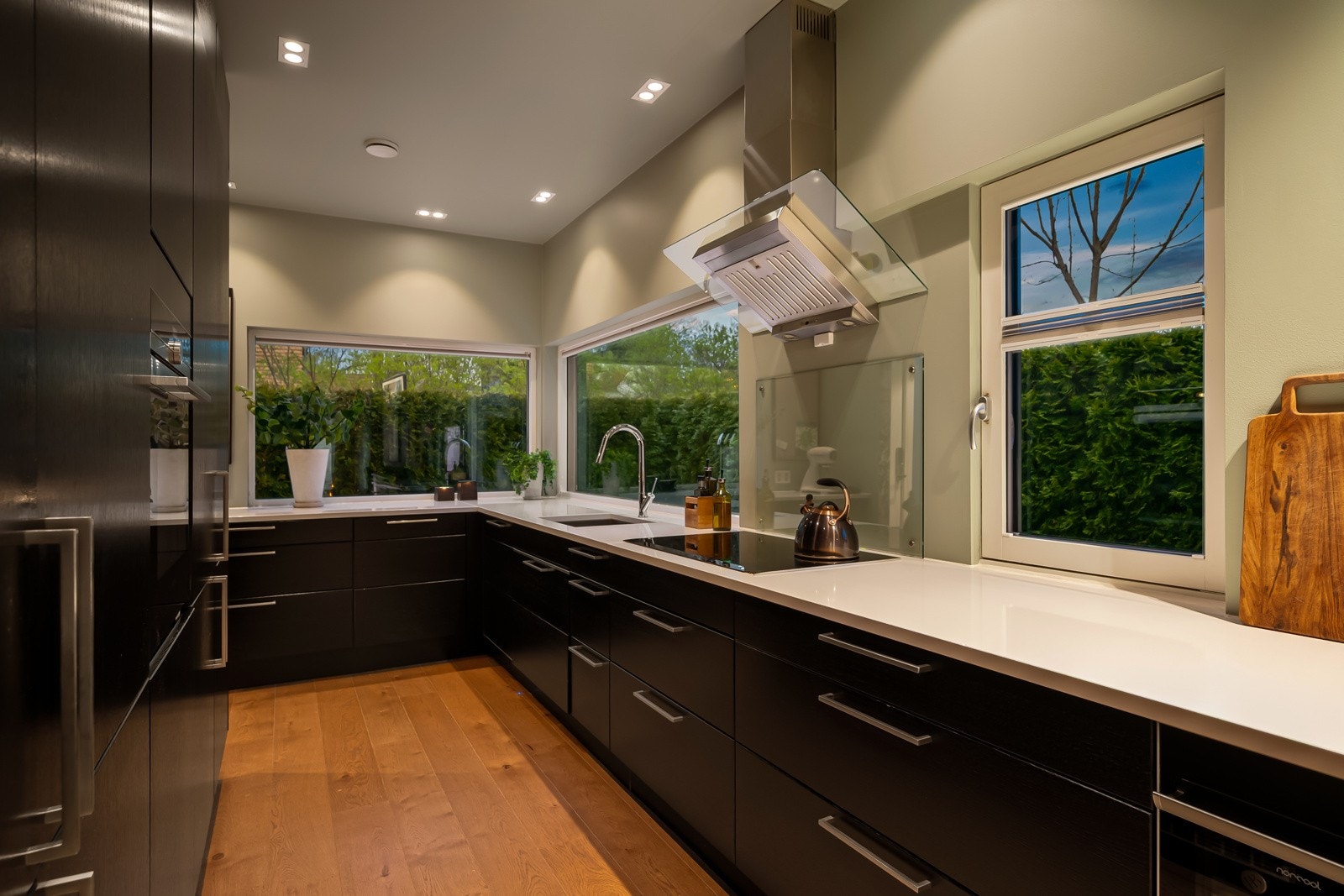 Gjennomført kjøkken fra anerkjente Sigdal med integrerte hvitevarer. Galleribilde