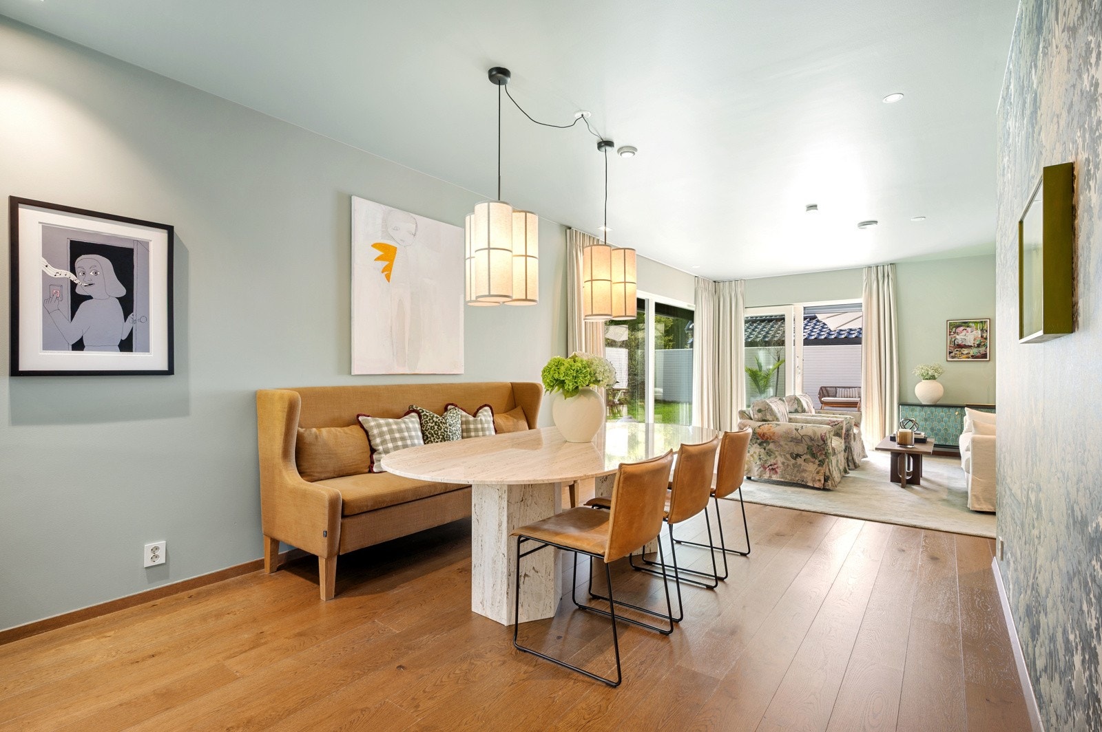 Stort og luftig allrom med enstavs eikeparkett med vannbåren gulvvarme - Takhøyde på 2,65 meter. Galleribilde