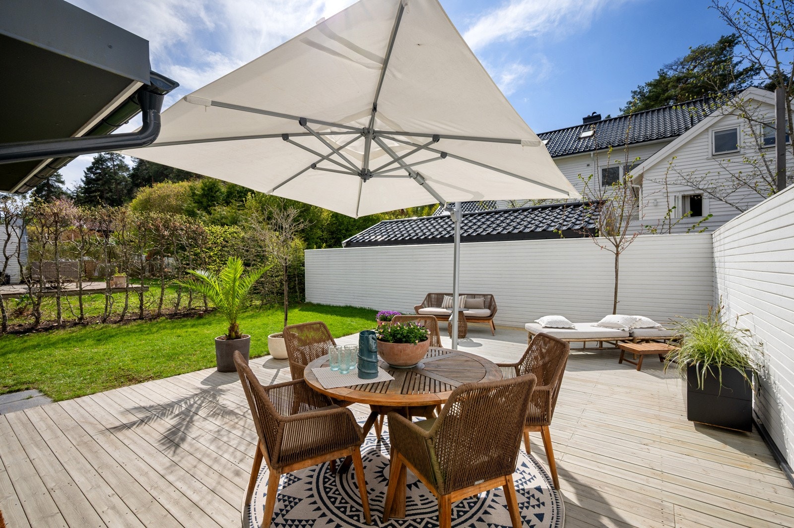 Utgang fra stuen til en vestvendt markterrasse på 46 m² og plan hage. Galleribilde