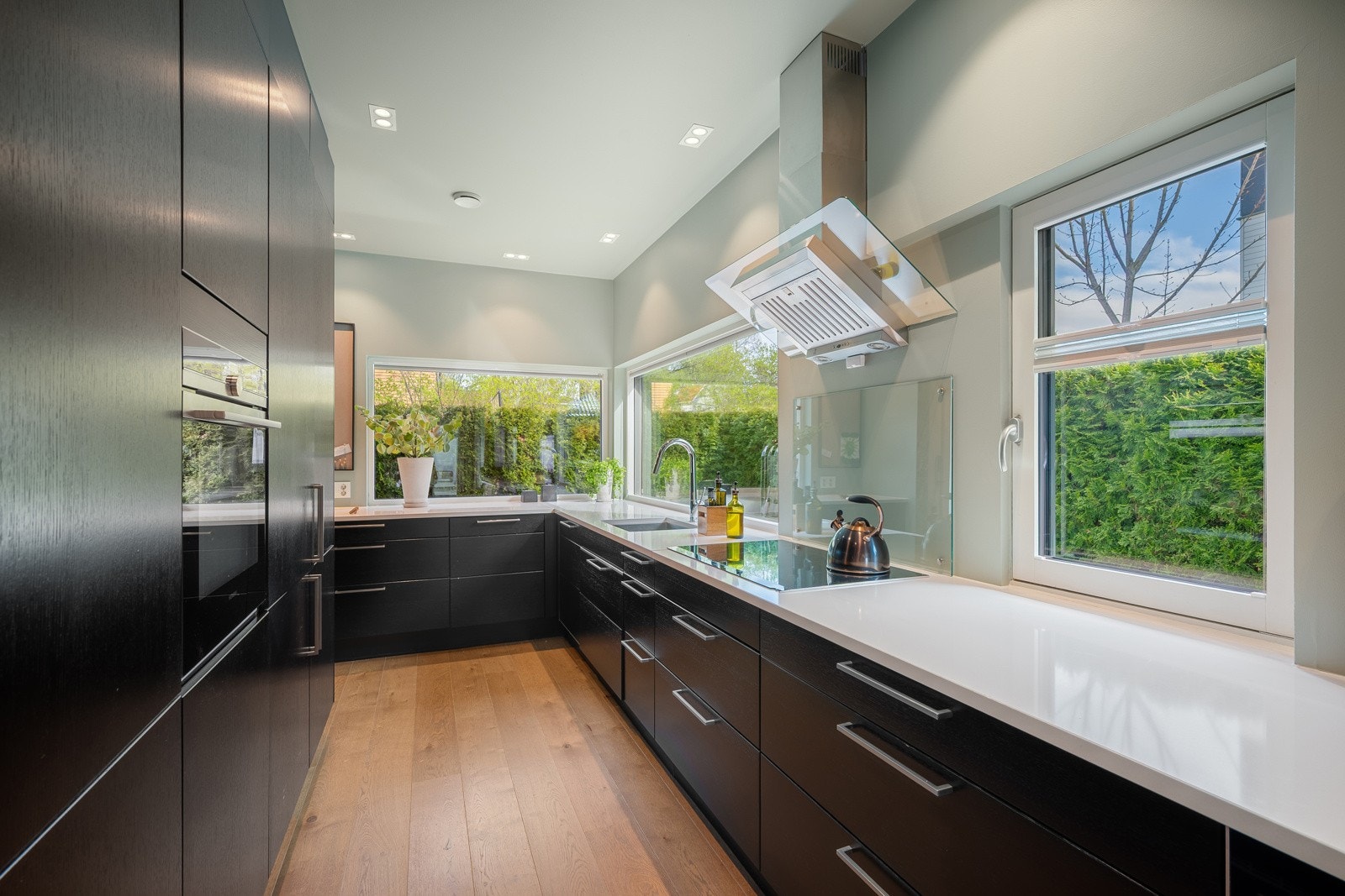 Kvalitetsrikt kjøkken fra anerkjente Sigdal - Type Amfi Lakriz i sortbeiset eikefiner. Galleribilde