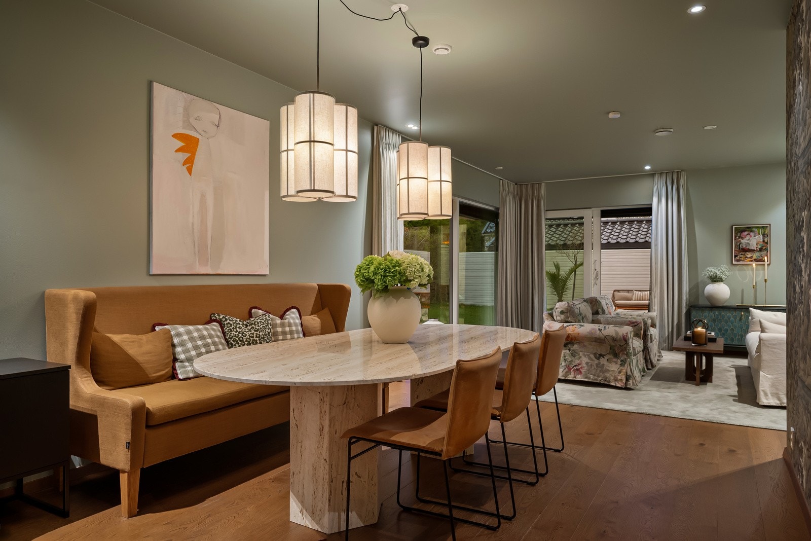 Vannbåren gulvvarme i første- og underetasje - ZIP screens i stue for effektiv solskjerming. Galleribilde