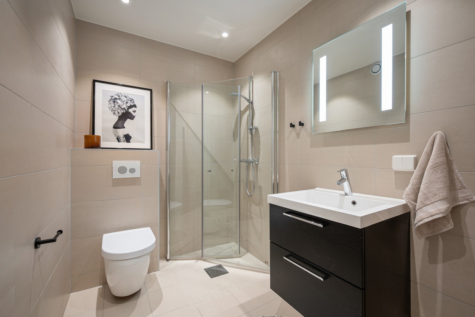 Baderom nr. 3 ligger i kjelleren og holder samme gode størrelse og standard som de øvrige baderommene. Galleribilde