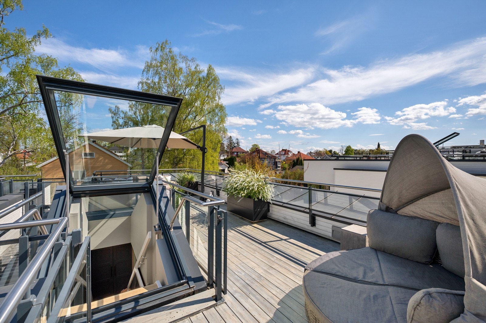 Takterrasse på ca. 25 m² med optimale solforhold og flott utsikt. Galleribilde
