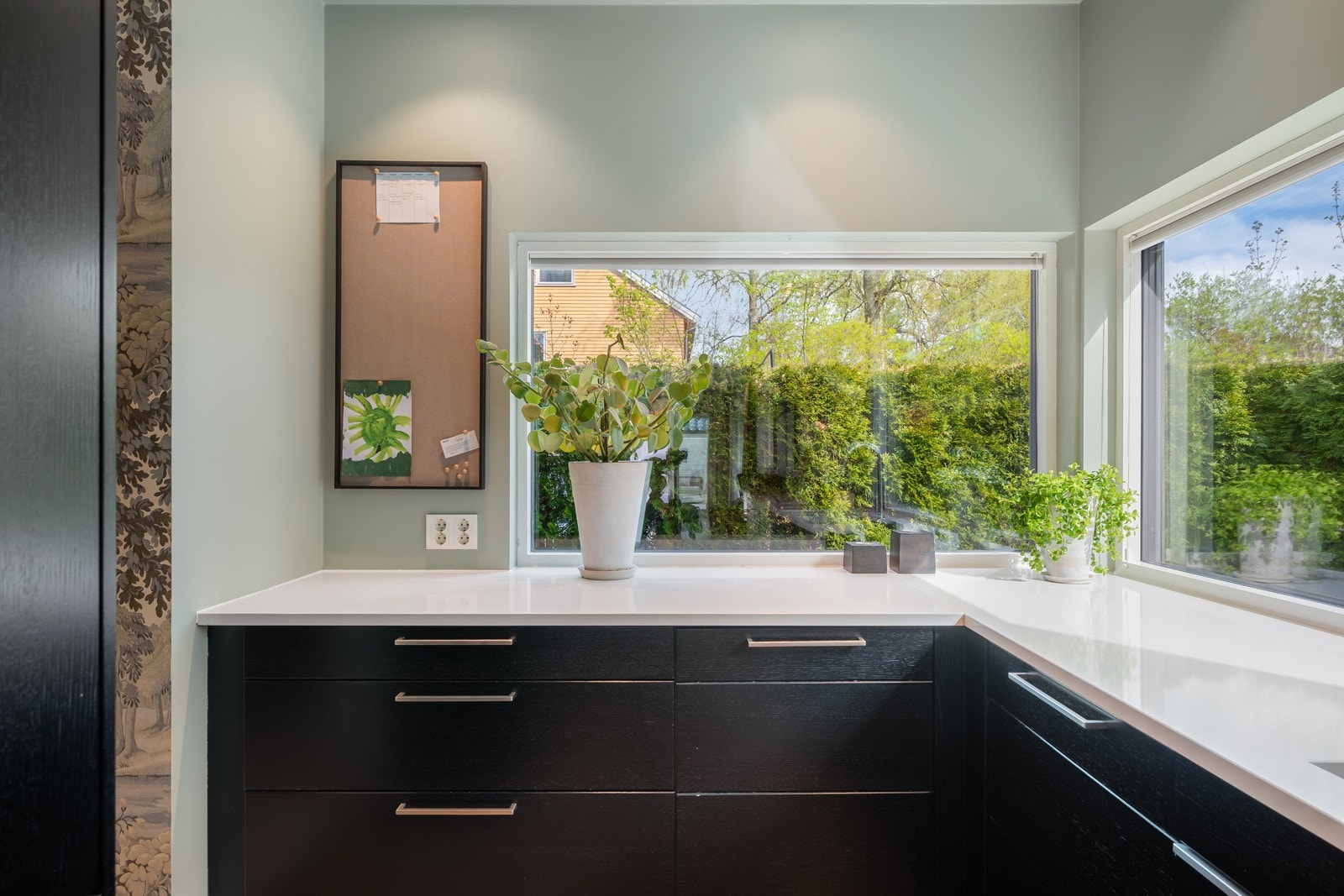 Integrerte hvitevarer fra Siemens som induksjonstopp (bredde 80 cm), stekeovn, kjøleskap, fryseskap, oppvaskmaskin og vinskap. Galleribilde