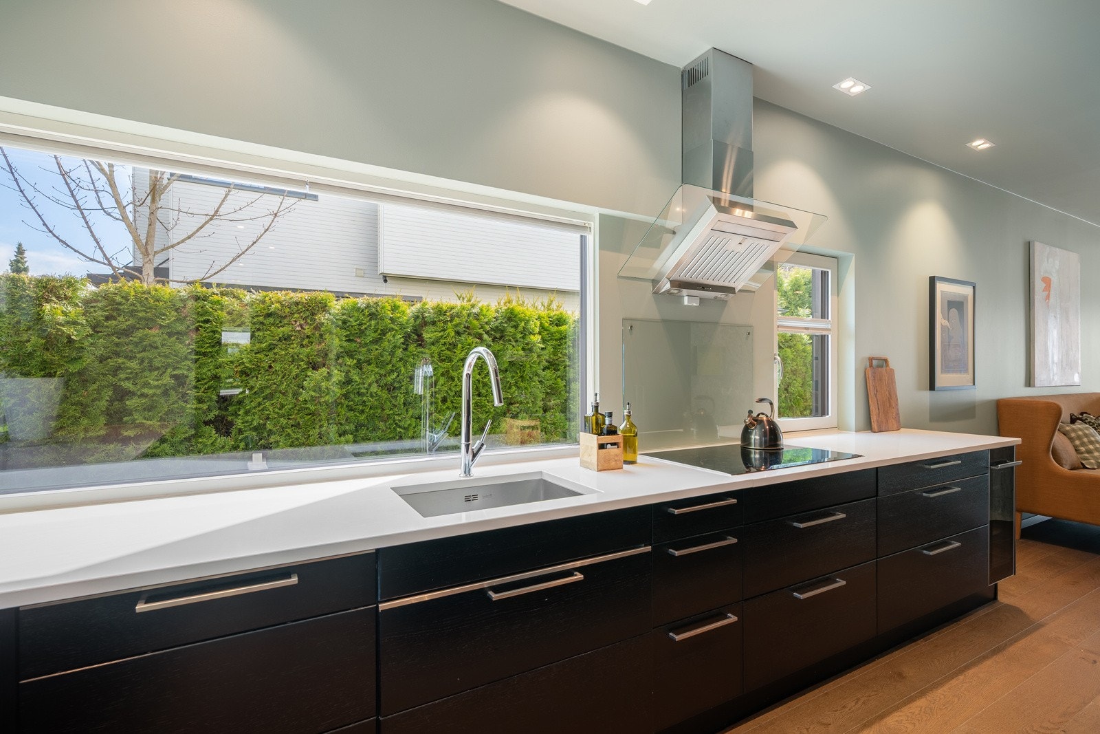 Benkeplater i stein/kompositt og oppvaskkum med Hans Grohe kjøkkenarmatur - Plisségardiner fra Silent Gliss. Galleribilde