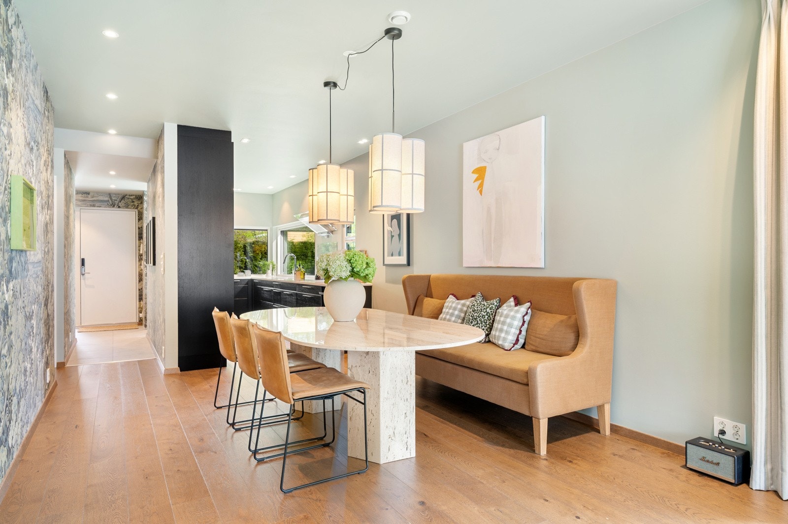 Fin plass til stort spisebord i overgangen mellom stue og kjøkken. Galleribilde