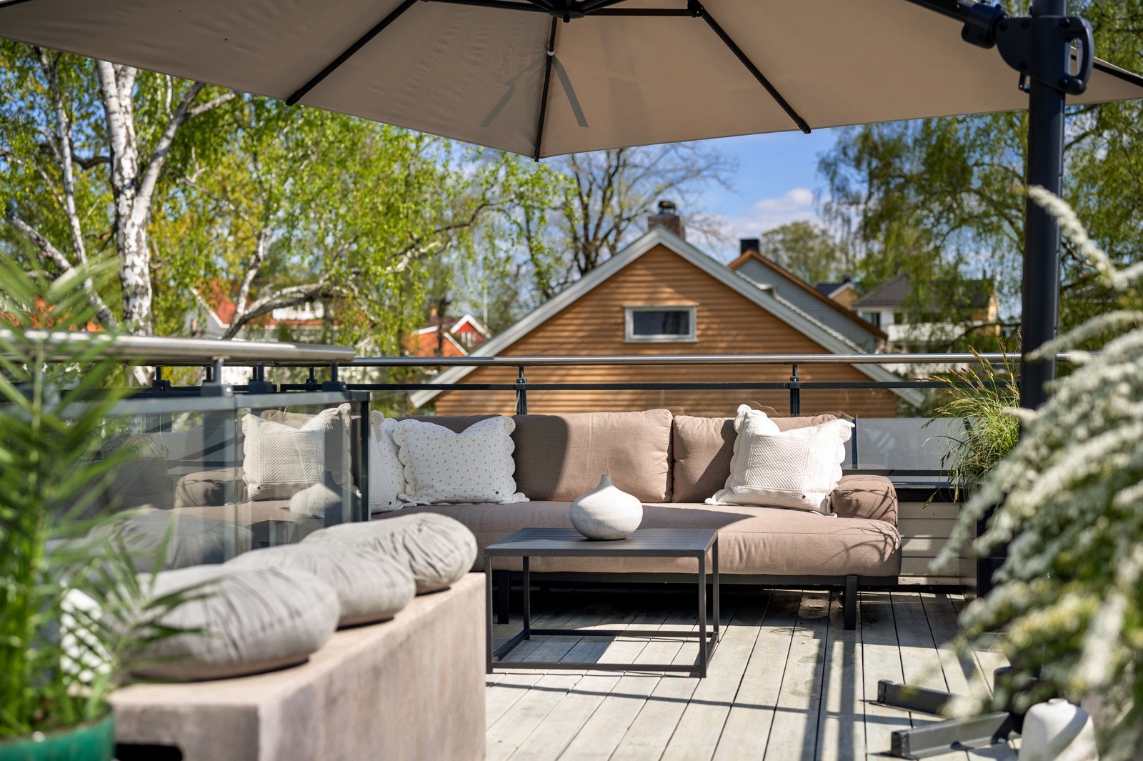 God plass til generøst utemøblement i flere soner. Galleribilde