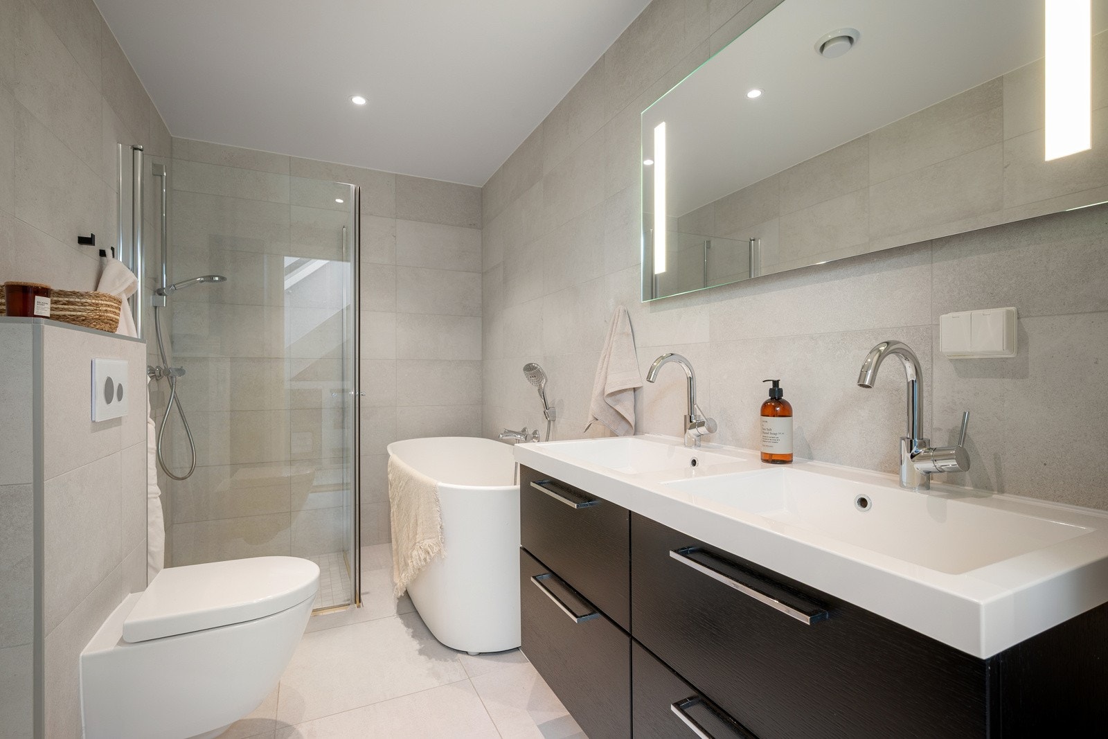 Baderom nr. 2 ligger også i andre etasje og er av tilsvarende utførelse som hovedbadet. Galleribilde