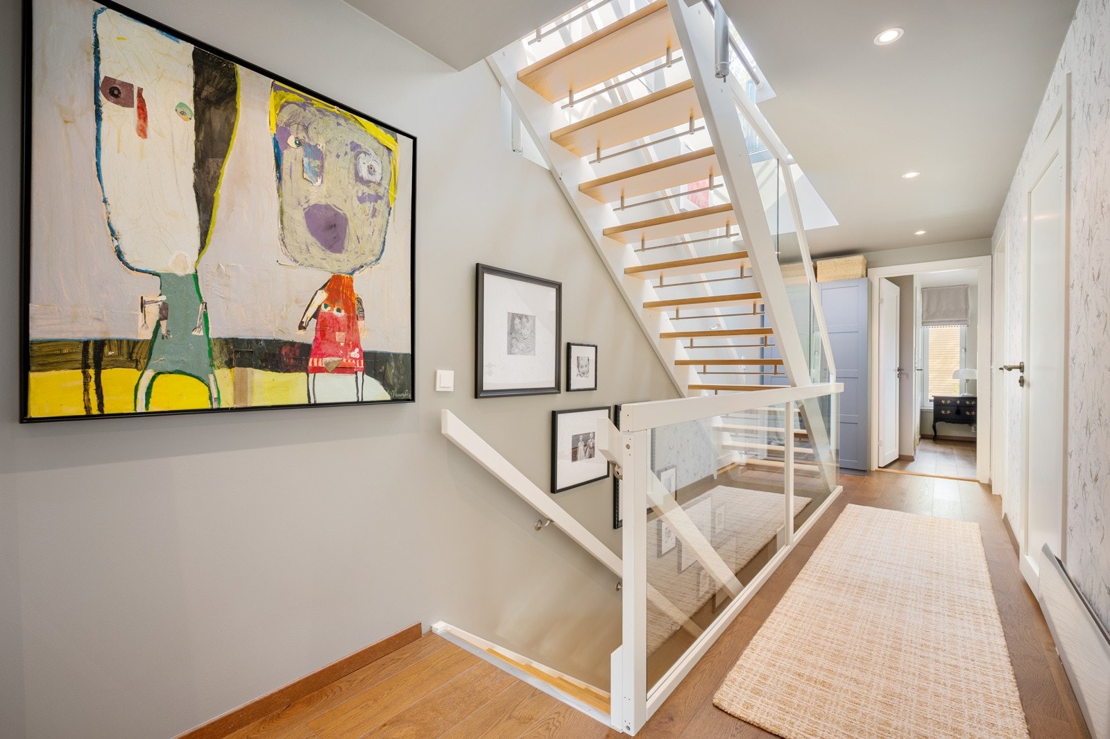 Boligen har fire luftige soverom, alle praktisk plassert i boligens andre etasje. Galleribilde