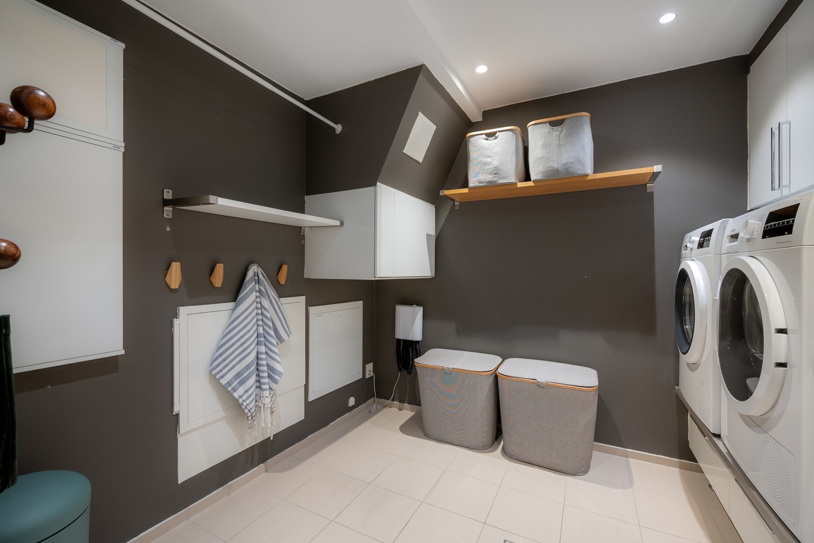 Praktisk vaskerom med utslagsvask - Maskinene er montert i ergonomisk høyde med to skuffer under for ekstra oppbevaring. Galleribilde