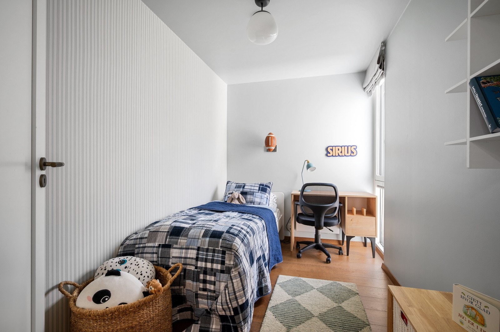 Soverom nr. 3 er av tilsvarende størrelse - Oppgradert med tapet fra Ralph Lauren. Galleribilde