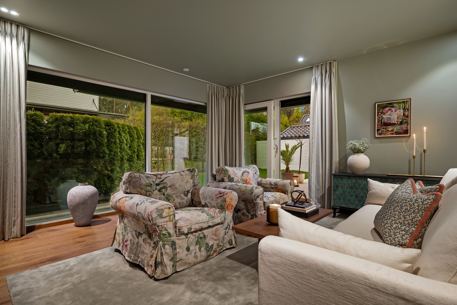 Moderne kvaliteter som vannbåren gulvvarme og balansert ventilasjon - Panoramavinduer mot vest. Galleribilde