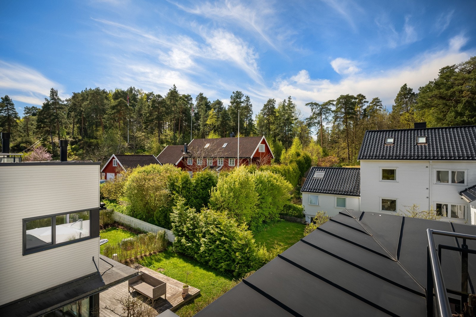 Flott utsikt mot Kongeskogen - Særdeles barnevennlig og idyllisk beliggenhet i blindvei. Galleribilde