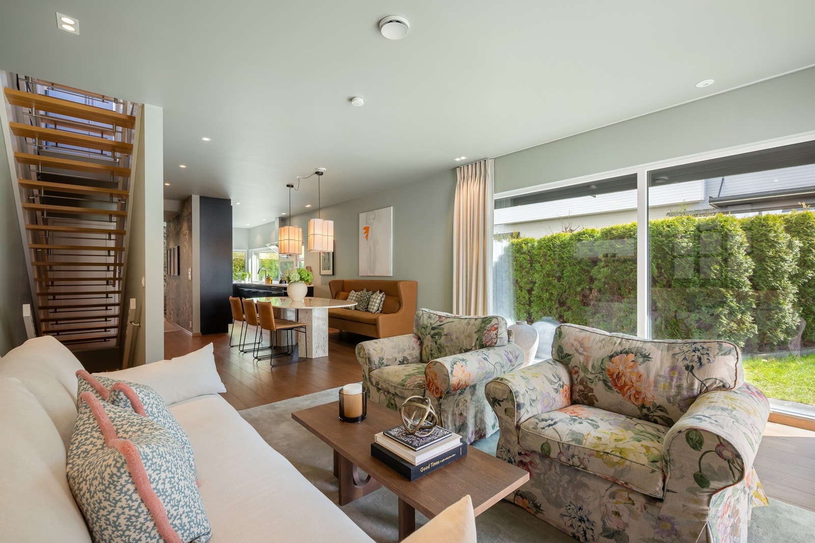 Det er montert ZIP screens fra Nerli og felles varmesentral og varmt vann - Velplasserte downlights. Galleribilde