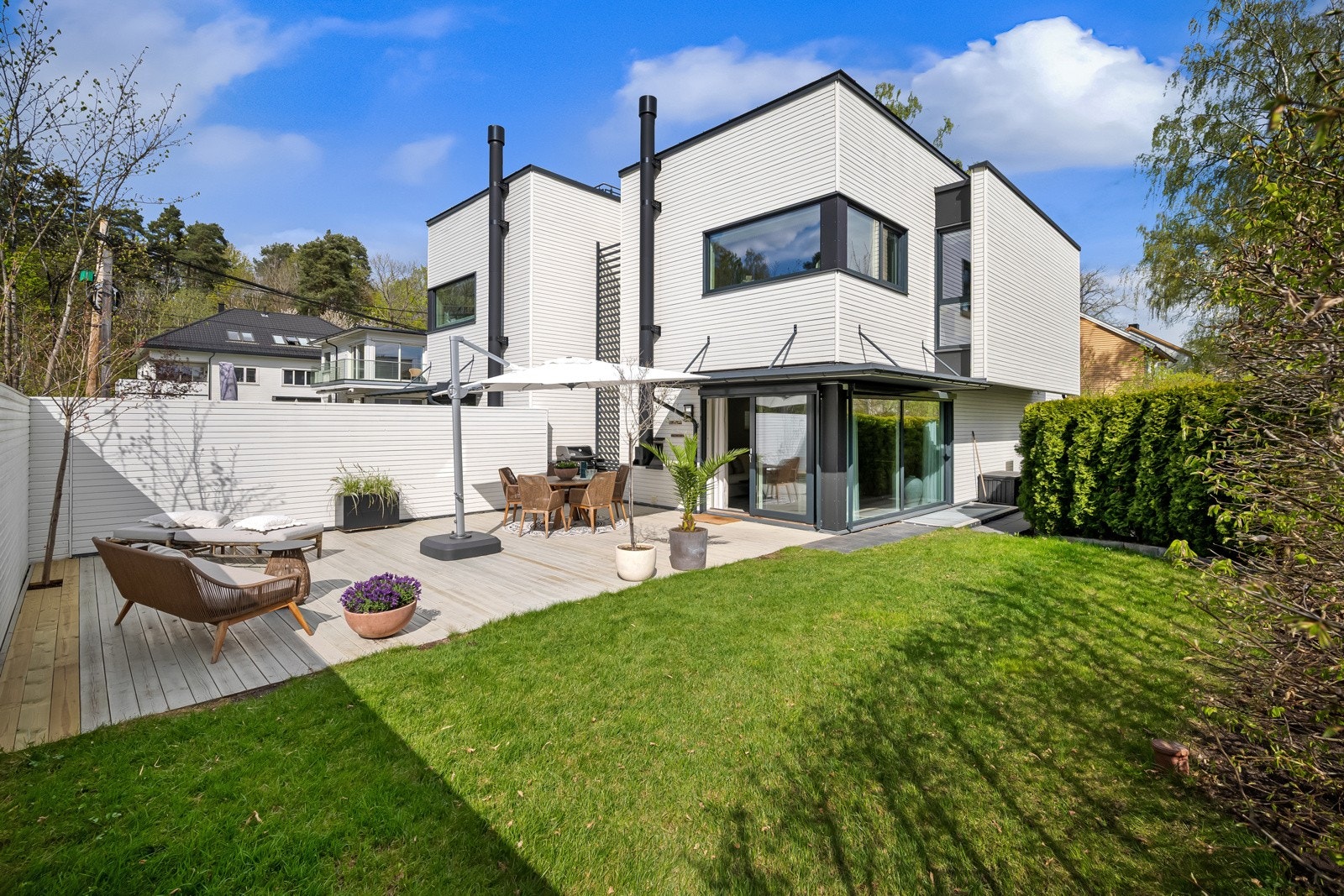 Vestvendt markterrasse på 46 m² med plan og brukervennlig hage. Galleribilde