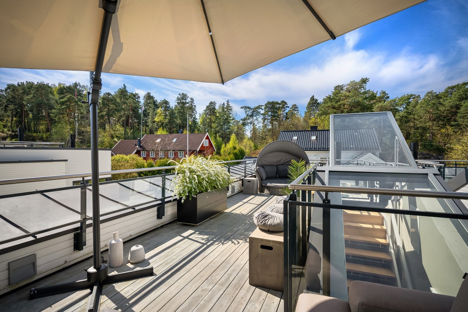 Eiendommen oppleves som privat, med fine grenser mot omkringliggende naboer. Galleribilde