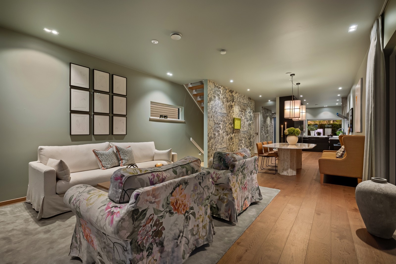 Stuen og kjøkkenet ligger i en særs velfungerende, åpen løsning og utgjør et flott allrom. Galleribilde