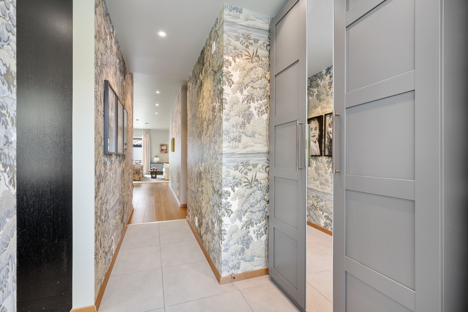 Innbydende entré med vannbåren gulvvarme - Godt med lagringsplass. Galleribilde