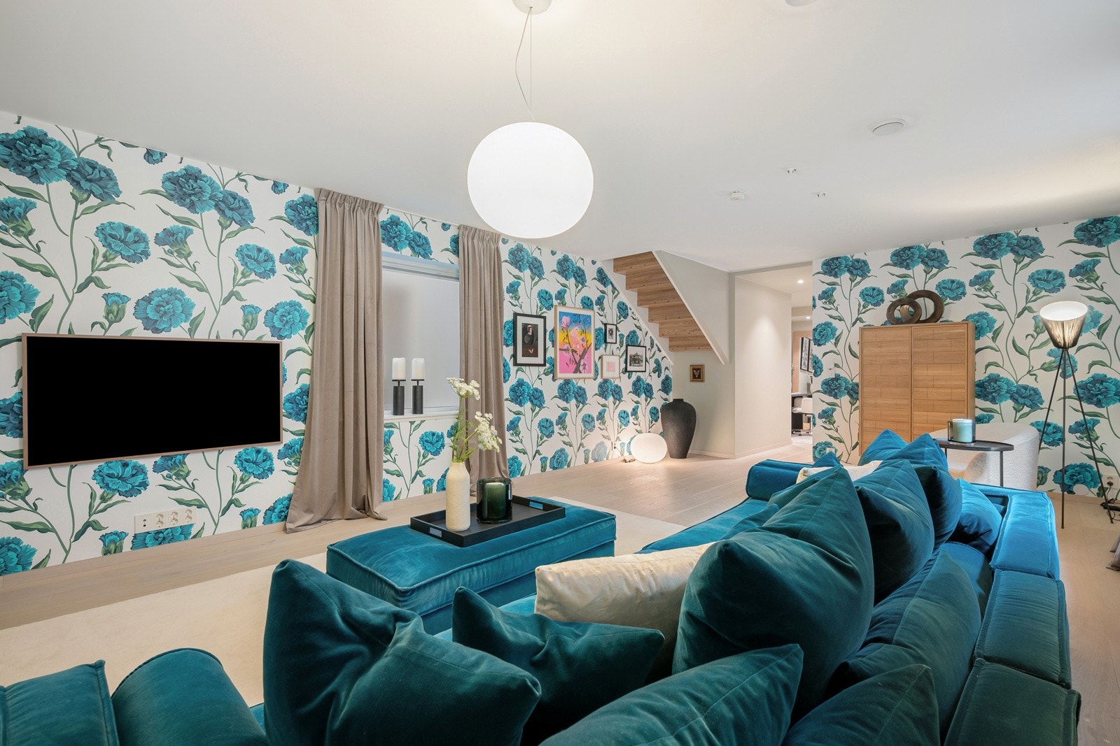 Romslig kjellerstue - Utgangsdøren er tettet igjen og kan reetableres - Kulvert fra det tidligere dørpartiet og ut til garasjeanlegget. Galleribilde