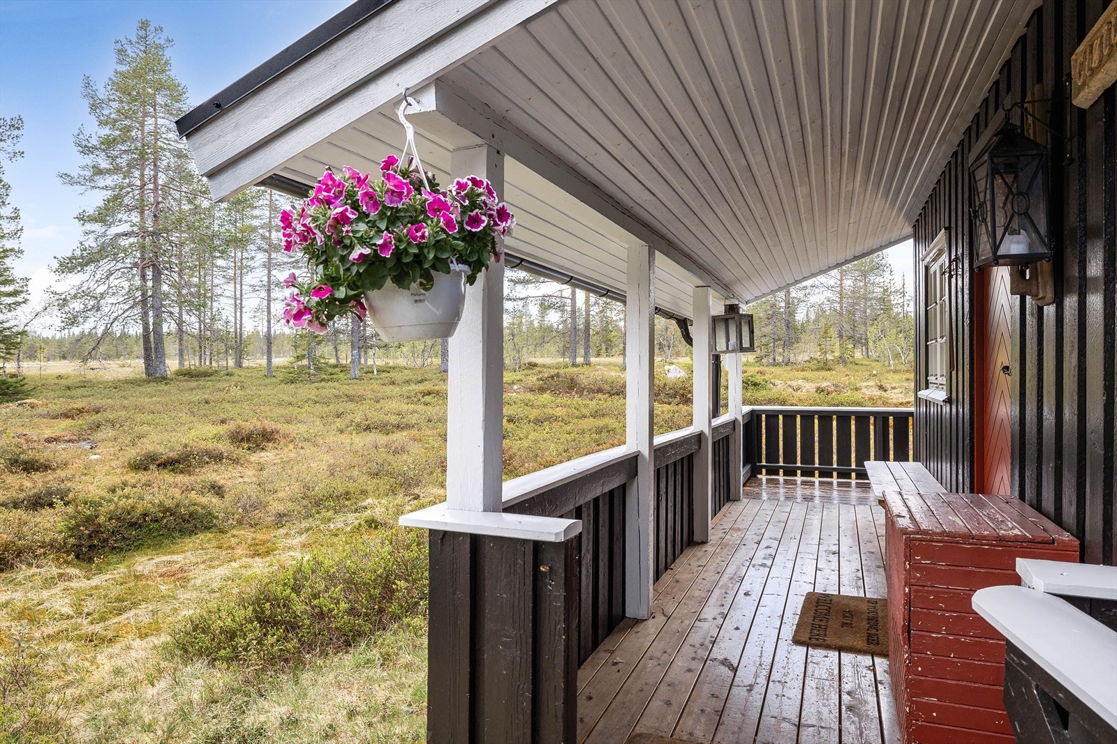 Pent og praktisk overbygg ved inngangspartiet. Galleribilde