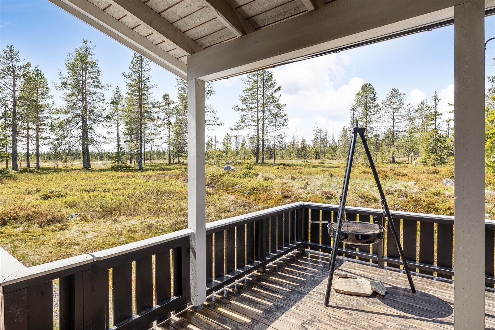 Hytta har flere lune uteplasser - perfekt for lange, solfylte dager. Galleribilde