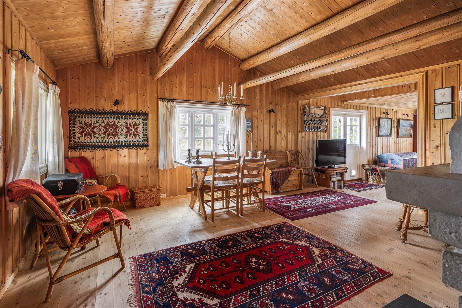 Lysinnslipp fra alle kanter kombinert med god takhøyde gir en åpen og luftig romfølelse. Galleribilde