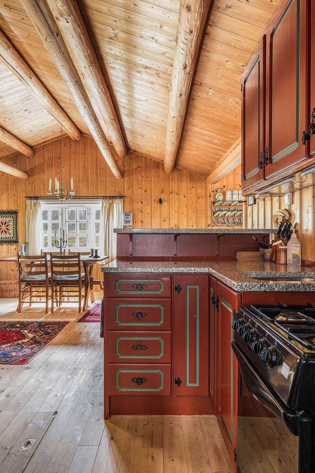 Kjøkkenet harmonerer godt med hyttas øvrige stil og uttrykk. Galleribilde